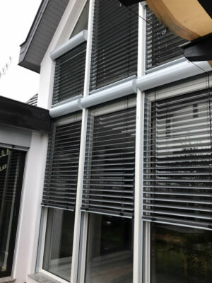 Pose de brise-soleil orientable