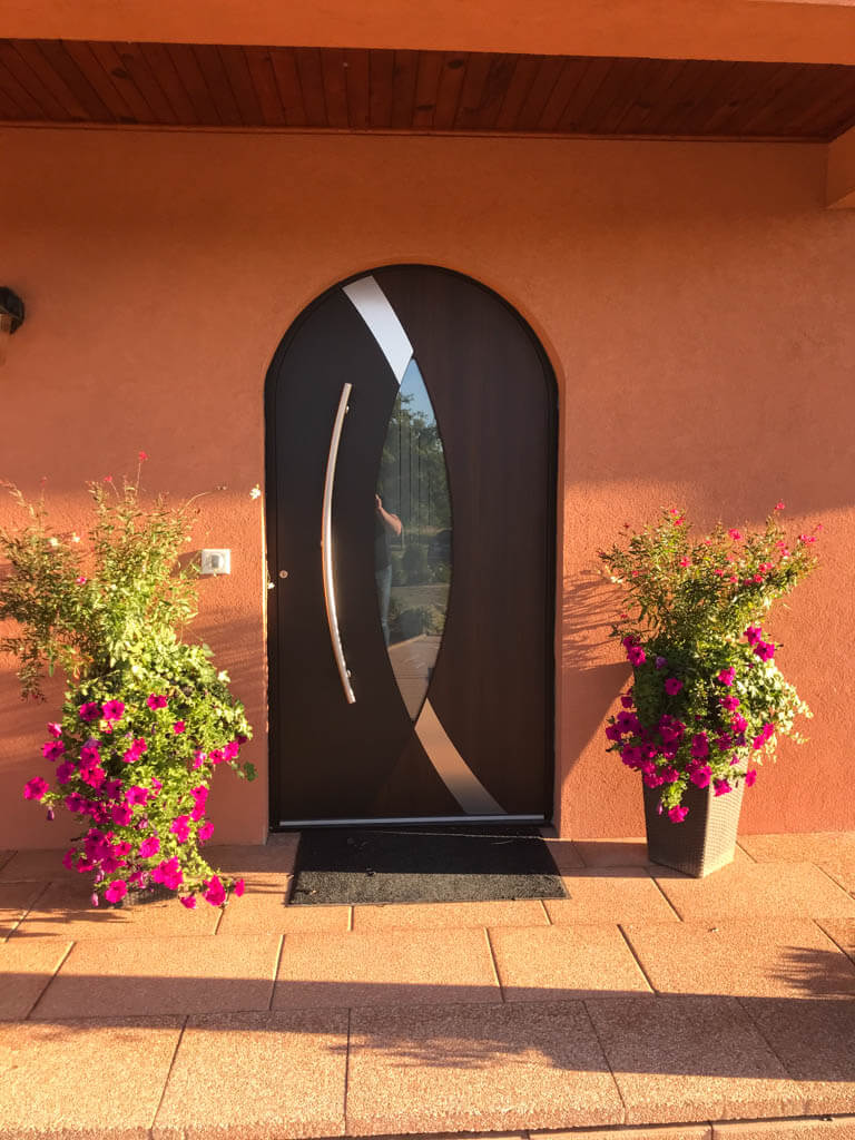 Pose d’une belle porte d’entrée cintrée avec un insert vitré