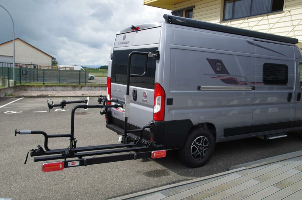 Fixation sur les charnières des portes arrière du fourgon