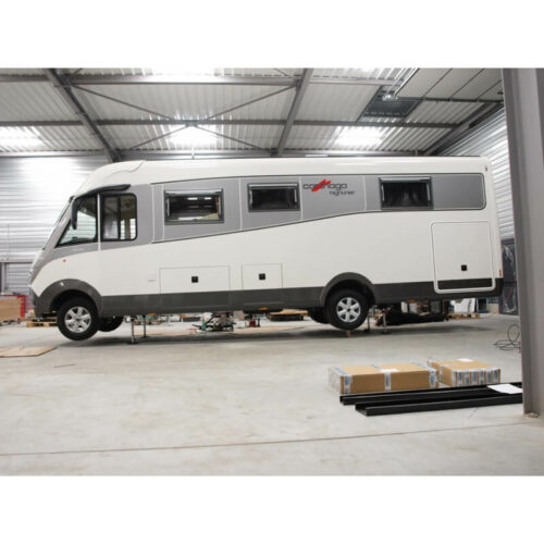 Installation de vérins hydrauliques à l'avant et à l'arrière d'un camping-car