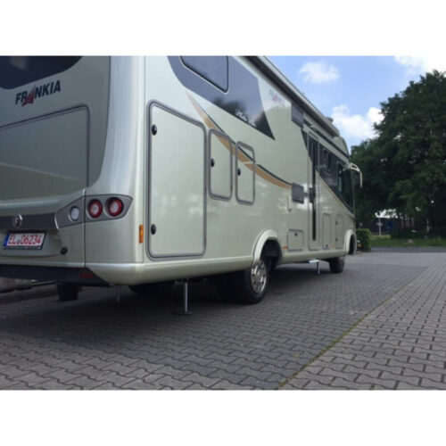 Vérins hydrauliques installés à l'avant et à l'arrière d'un camping-car