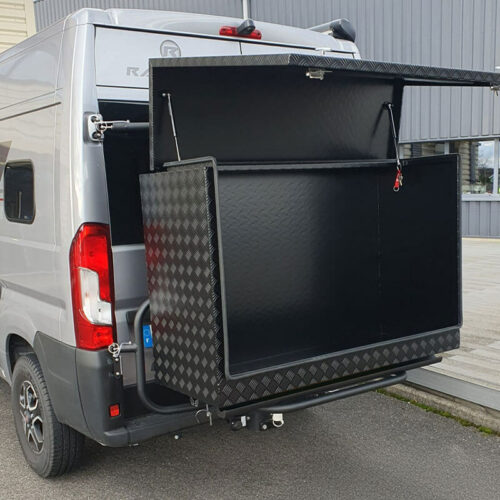 Coffre de chargement Cargo-Line ouvert installé sur le porte-charges Adventure Rack