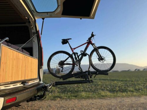 Bras pivotant SpaceMaker avec un vélo chargé et hayon du van ouvert