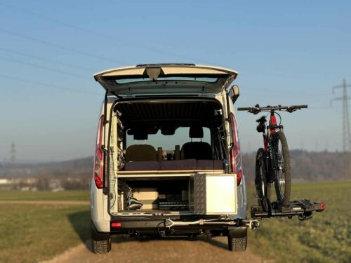 Bras pivotant SpaceMaker avec un vélo chargé et hayon du van ouvert