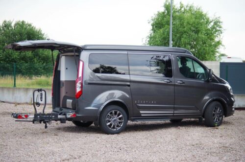 Bras pivotant pour porte-vélos sur boule d’attelage Swing-Flex avec hayon du van ouvert