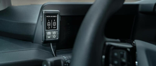 Boîtier de commande fixé au tableau de bord des suspensions pneumatiques MCK AIR-CONNECT