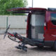 Porte-vélo sur boule d'attelage pour Fourgons Renault Trafic 3 Porte-vélos replié avec un VAE chargé et hayon du van ouvert