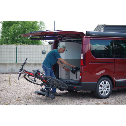 Porte-vélo sur boule d'attelage pour Fourgons Renault Trafic 3 Porte-vélo sur boule d'attelage pour Fourgons Renault Trafic 3 replié et hayon du van ouvert