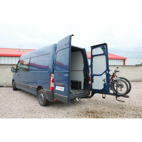 Porte-vélos VAN-BIKE 3 installé sur un fourgon Renault Master avec portes arrière ouvertes