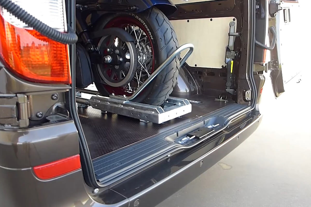 Kaleo loading kit for securing a motorbike in a van